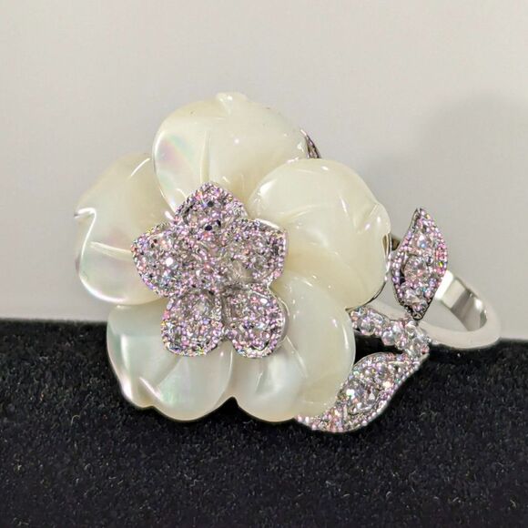 White Pearlescent Petals Rhinestone Center and Petal Ring Size 7.25 - Picture 2 of 10